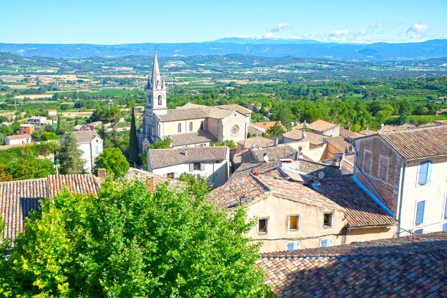 Vue sur le village de Châteauneuf-du-Pape depuis les vignes lors d'une sortie à vélo