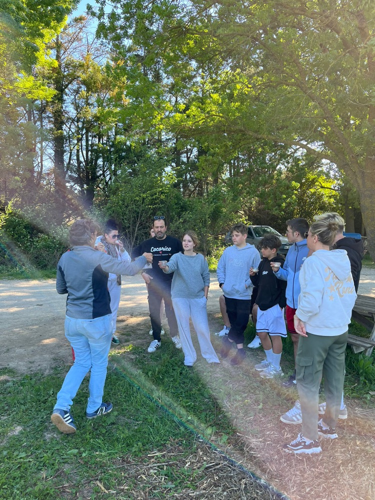 Groupe partageant une dégustation en plein air après une balade à vélo en Provence