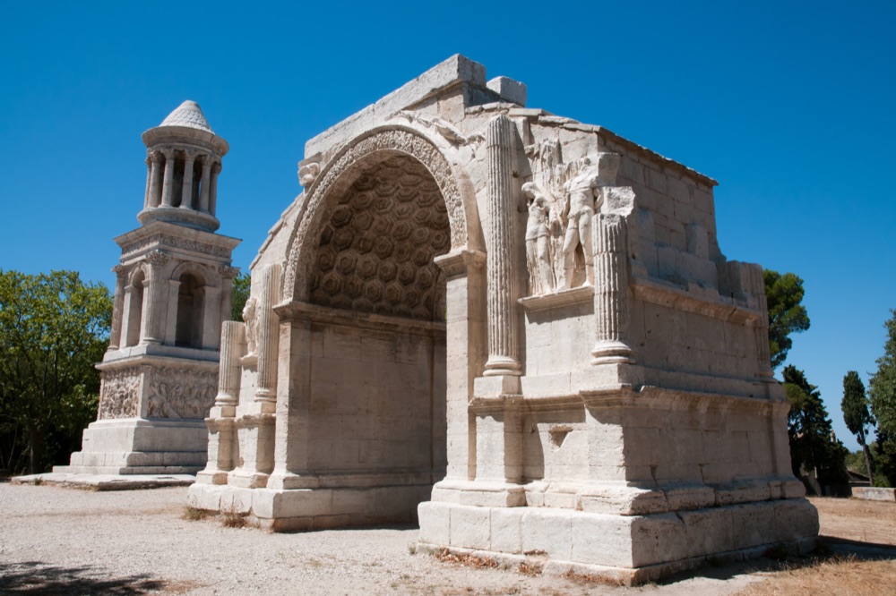 Monument romain des Antiques à Saint-Rémy-de-Provence, étape d'un circuit à vélo dans les Alpilles