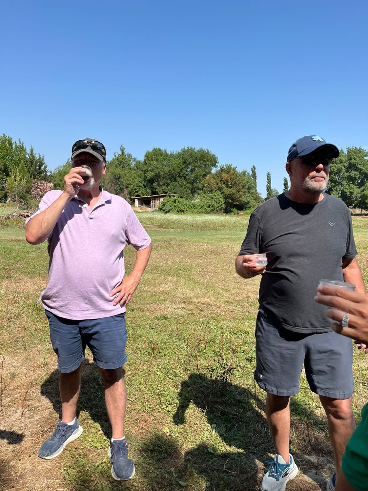 Dégustation en plein air avec le groupe pendant une sortie à vélo