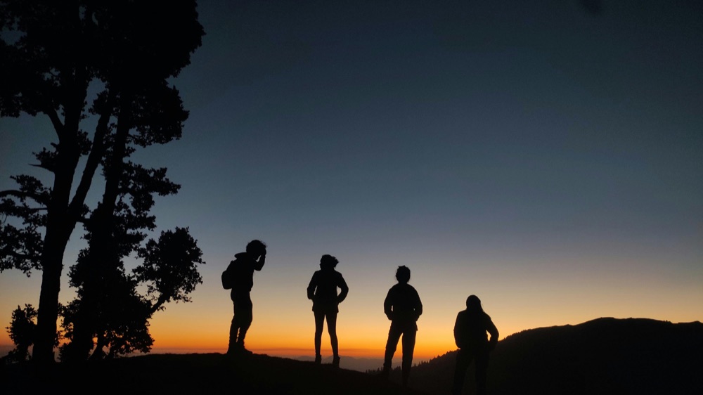 Coucher de soleil observé en groupe à la fin d'une sortie à vélo électrique